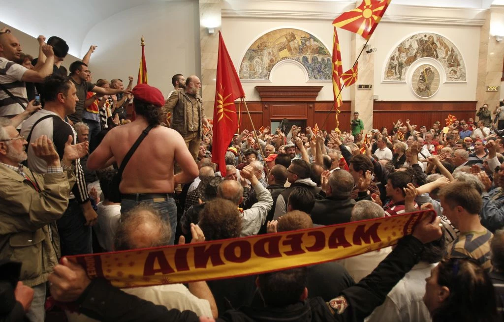 Βουλιάζουν στο χάος τα Σκόπια: Ιβανόφ σε Ζάεφ: «Είναι ψεύτης» – Στο παιχνίδι και οι Αλβανοί – Στέλνουν τελεσίγραφο – Τι ζητάνε